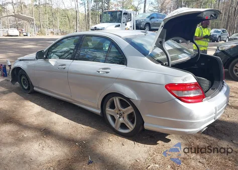 2009 Mercedes-Benz C 300 Luxury/Sport z USA, uszkodzony, nr VIN WDDGF54X19R074026